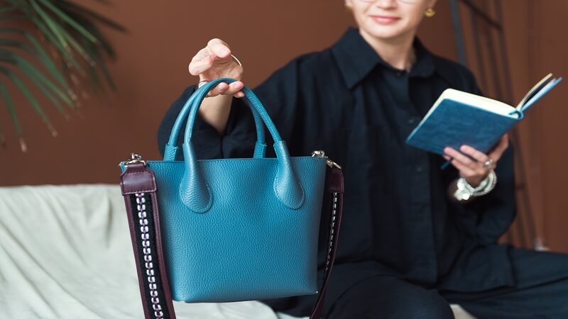 3 Classy Things Every Woman Should Keep In Her Bag