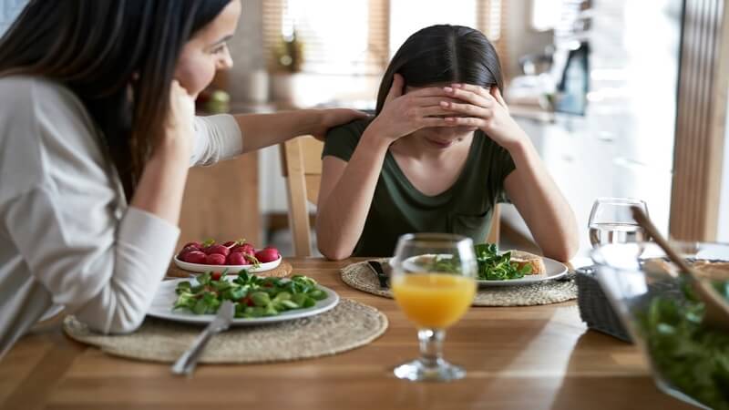 How to Spot the Signs of Disordered Eating Habits in Teenagers